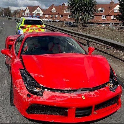 Собственикът на чисто ново Ferrari за 250 000 британски паунда катастрофира в