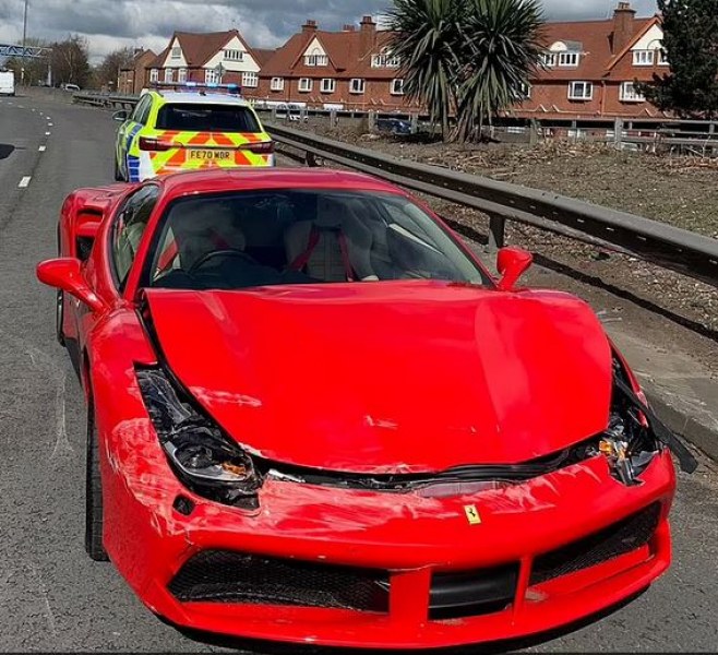 Собственикът на чисто ново Ferrari за 250,000 британски паунда катастрофира