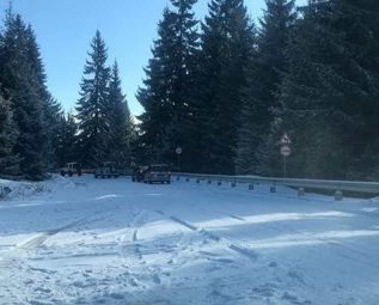 Закъсали автомобили затрудняват движението през Пампорово.Снегът, паднал тази сутрин, е