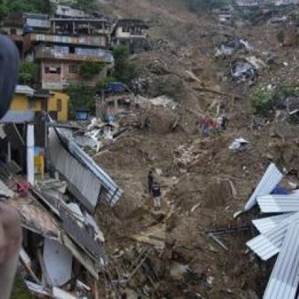 Най малко 14 са загиналите под свлачищата заради проливните дъждове в