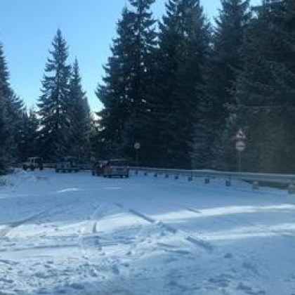 Закъсали автомобили затрудняват движението през Пампорово Снегът паднал тази сутрин е