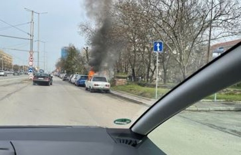 Кола се подпали в София