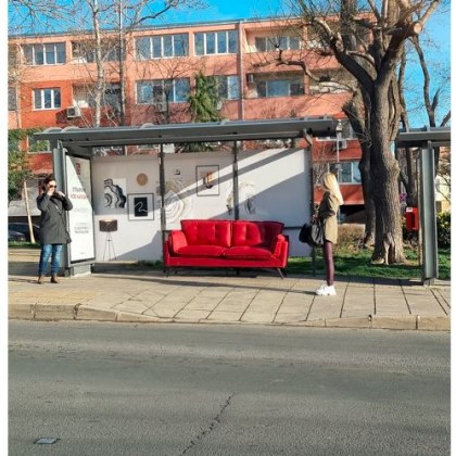 Нов червен диван на спирка на бургаския бул Иван Вазов