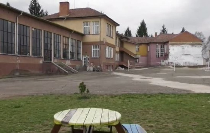 Ученици се биха в двора на училище ВИДЕО