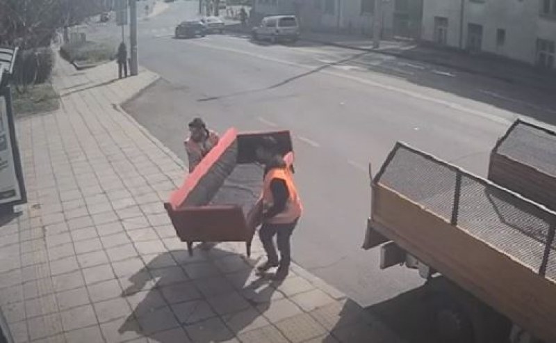 Два пъти отмъкват червения диван, оставен на спирка в Бургас