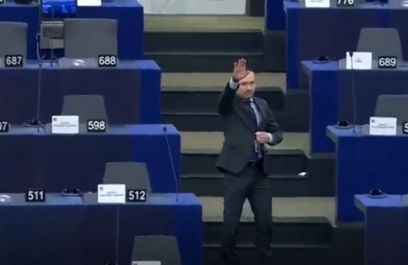 ЕП глоби Джамбазки заради жеста, изтълкуван като нацистки поздрав