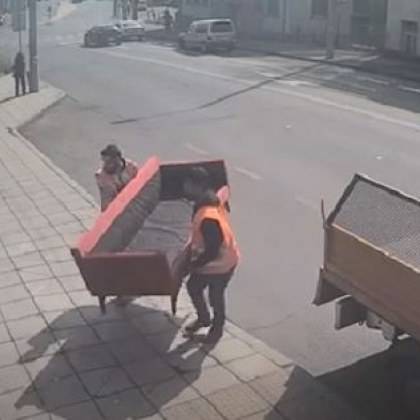 Два пъти отмъкват червения диван, оставен на спирка в Бургас