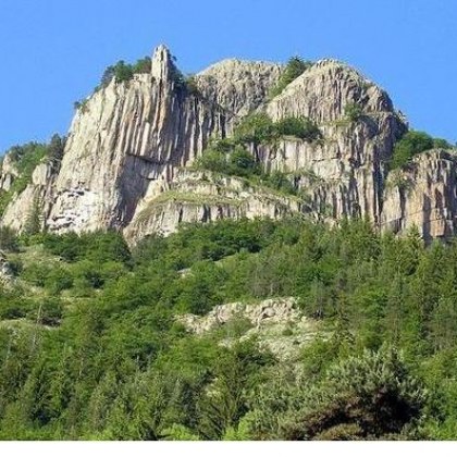 Млада жена скочи от скала до Смолян, не оцеля