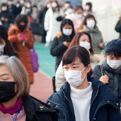 Китай отново налага драконовски ограничения за да спре поредната пандемична