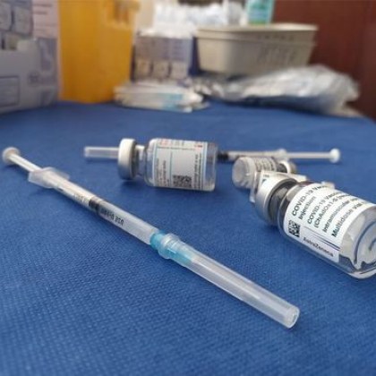 Петнайсет души ще бъдат съдени по обвинение във фиктивни ваксинации