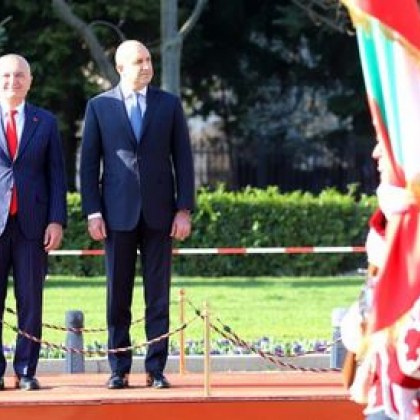 Топовните сальоти в чест на пристигането на албанския президент Илир