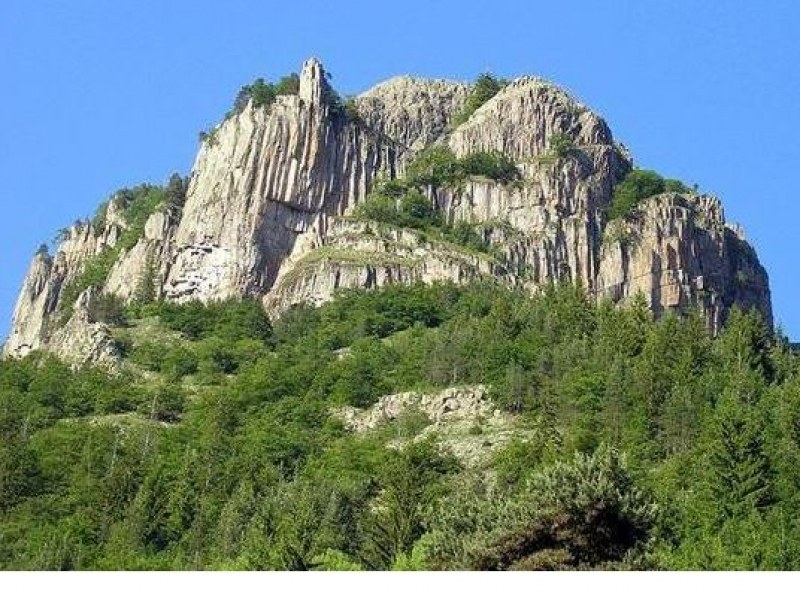 Млада жена скочи от скала до Смолян, не оцеля