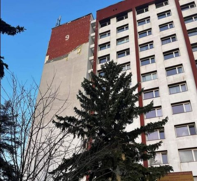 Огромни парчета изолация паднаха от блок в София СНИМКИ