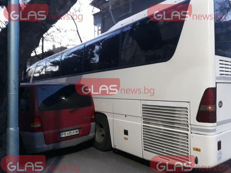Шофьор на автобус по междуградската линия Пловдив-Карлово е одрал бус,