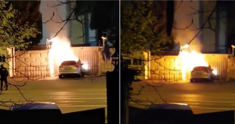 Мъж се блъсна с кола в руско посолство и се запали
