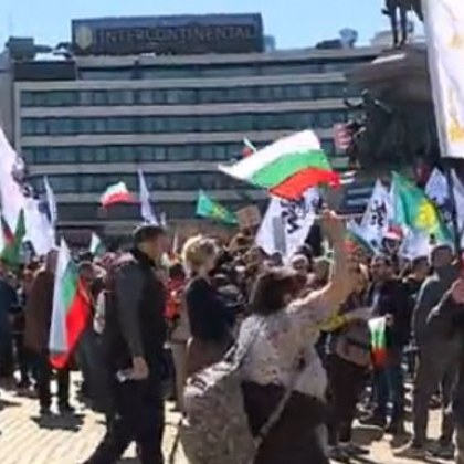 Пред народното събрание се провежда протест организиран от партия Възраждане
