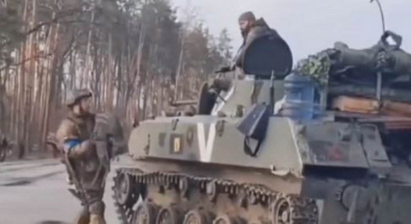 Видео, публикувано тази сряда, показва украински военни части, които убиват