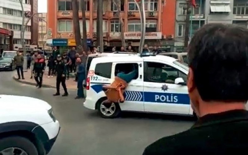 Арестуван разби прозорец на полицейска кола в Турция и се хвърли навън ВИДЕО