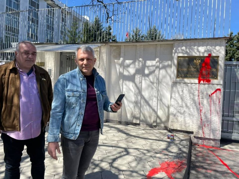 Бабикян и Хаджигенов изляха червена боя по руското посолство в София СНИМКИ