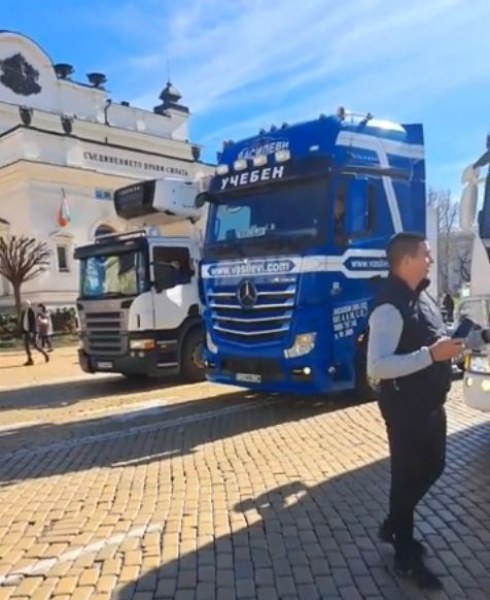 Протест! Камиони се събраха на жълтите павета в София ВИДЕО