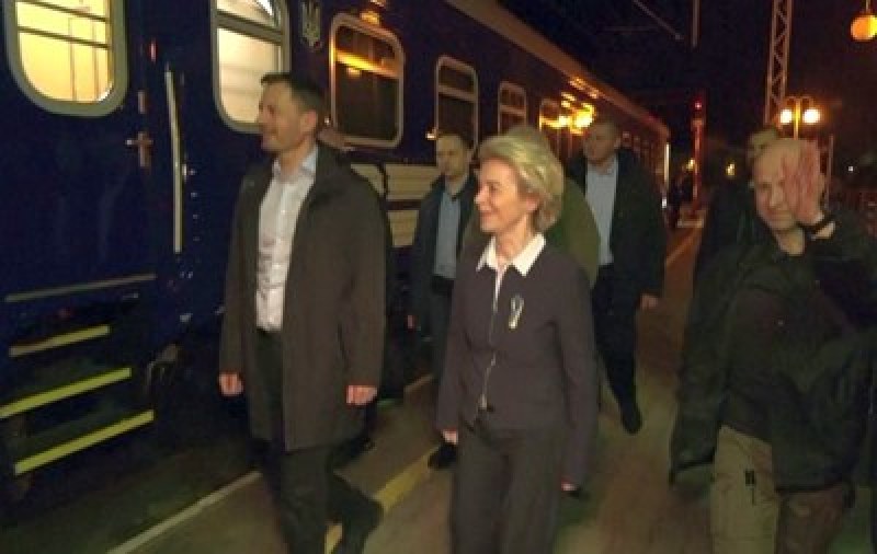 Урсула фон дер Лайен замина за Киев с влак, ще се срещне със Зеленски