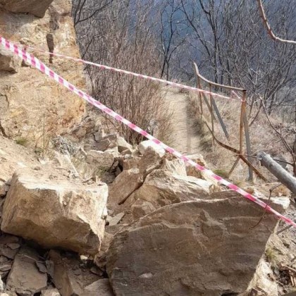 Скала се руши над пътя Асеновград Бачково и има риск да