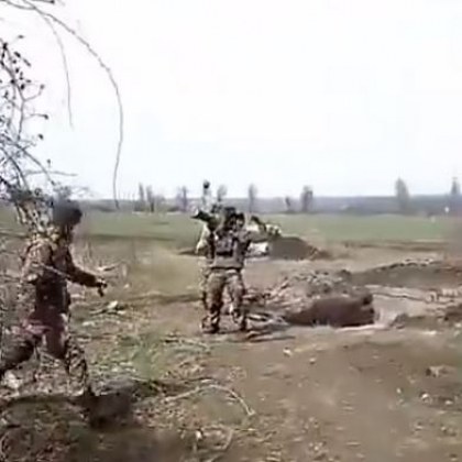 Украински войници публикуваха видео от свалянето на руски дрон с