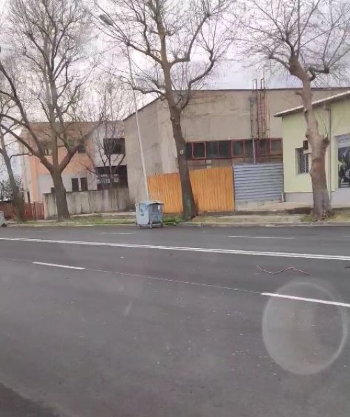 Силен вятър в Сливен. Отлепи се изолация на училище, кофи за боклук са по улиците ВИДЕО