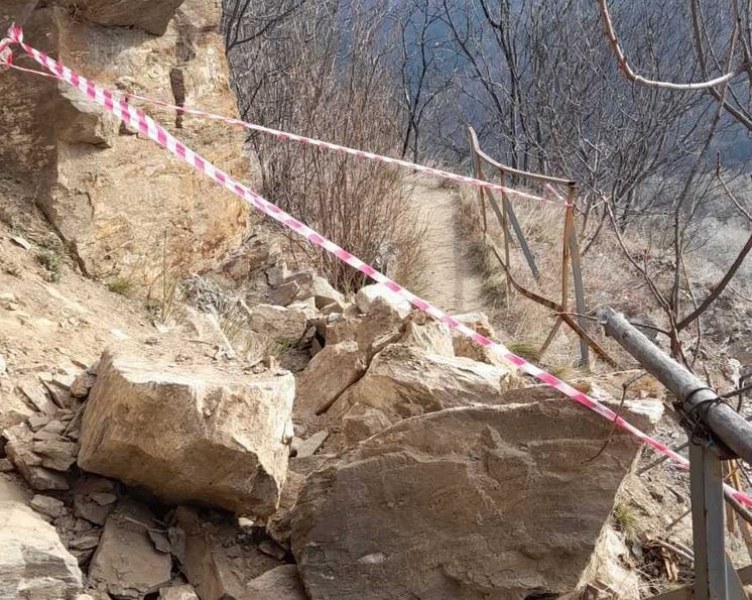 Скала се руши на пътя Асеновград-Смолян СНИМКА