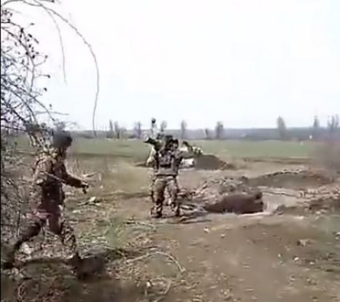 Украински войници показаха ВИДЕО от свалянето на руски дрон