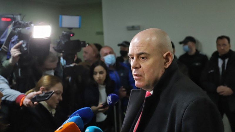 Гешев към Иванов: Може да приемете и закон, че Земята е плоска