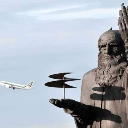 На летище Фиумичино в Рим има 5 метров монумент на Леонардо