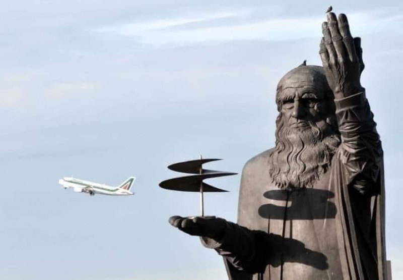 На летище Фиумичино, в Рим, има 5-метров монумент на Леонардо