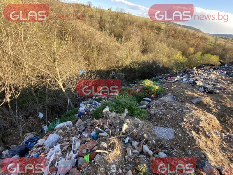Общински камион изхвърля и замаскира отпадъци на 500 м от къщи в Стрелча СНИМКИ