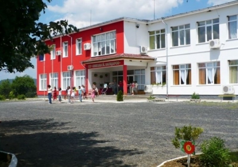 Пожар лумна в училище, евакуираха учениците
