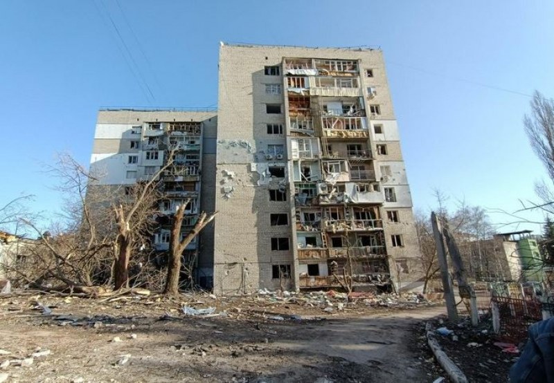 Поне 7 души са загинали, а десетки са ранени при обстрел в Харковска област