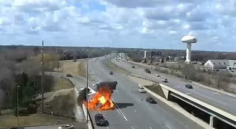 Зрелищно ВИДЕО показва момента, в който кола се врязва в камион