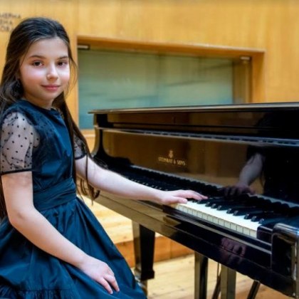 Талантливата пловдивска пианистка Хрисиана Савова е поканена да свири в
