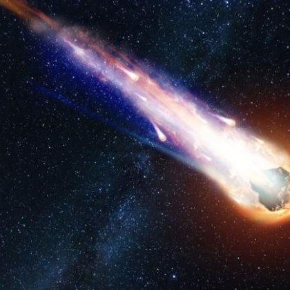 Комета с ядро 50 пъти по голямо от нормалното се движи