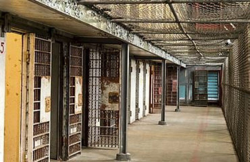 Трансджендър направи бебета на две затворнички в САЩ