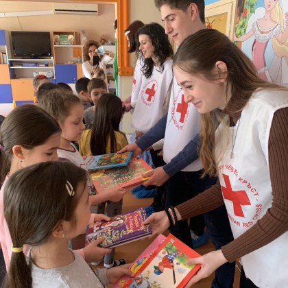 Доброволци от младежката организация на Български Червен кръст в Пловдив