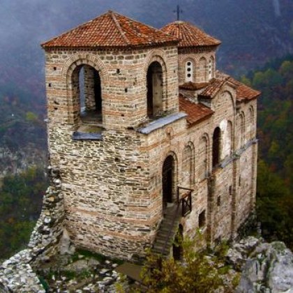 Асеновата крепост се намира в близост до Бачковския манастир който