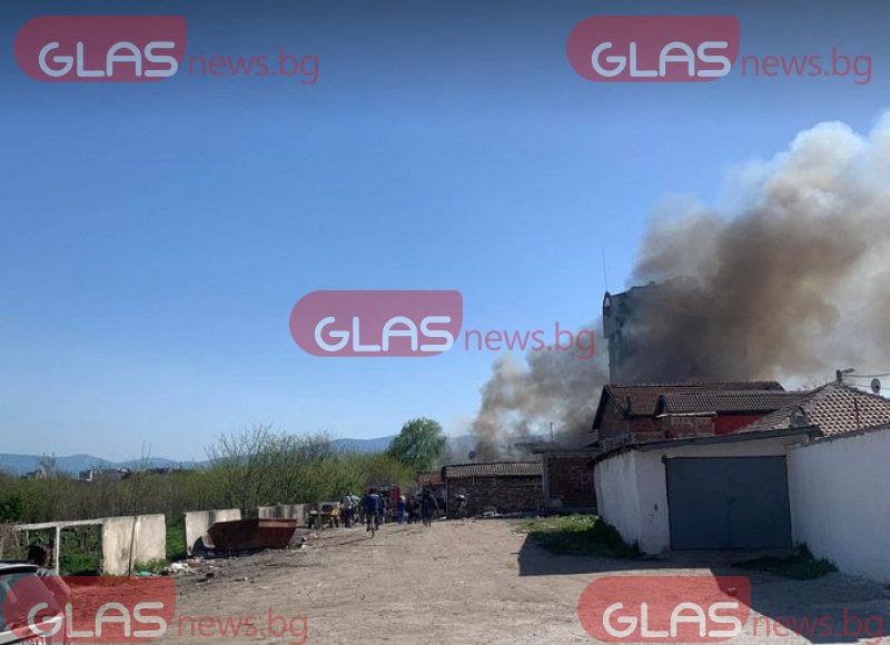 Пожар избухна в пловдивската ромска махала Аджисана. По първоначална информация