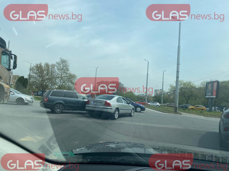 Катастрофа затапи кръгово кръстовище в Пловдив СНИМКИ