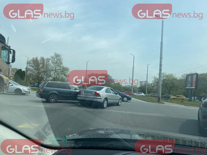Катастрофа стана преди минути на оживено кръстовище в Пловдив.Два леки