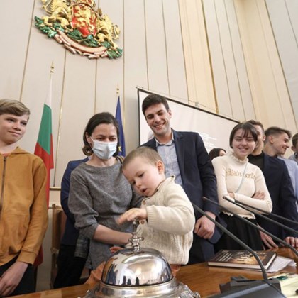 Ден на отворени врати в НС: Тригодишно дете даде началото на "пленарното заседание"