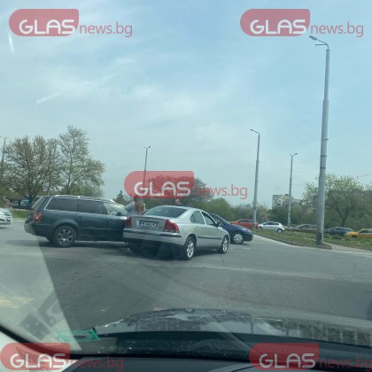 Катастрофа стана преди минути на оживено кръстовище в Пловдив Два леки