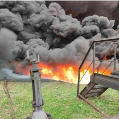 Голям пожар е възникнал в петролната рафинерия в Лисичанск съобщава агенция