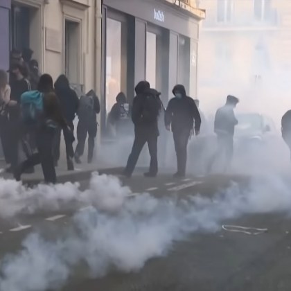 Французи тръгнаха по улиците на Париж за да протестират срещу преизбирането
