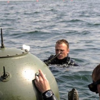 Турци и румънци неутрализират плаващи мини в Черно море